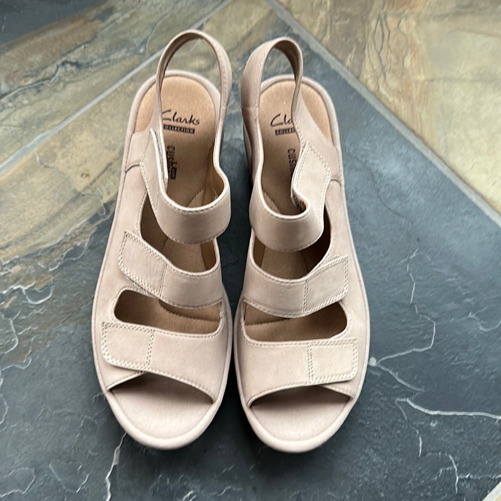 Clarks Collection Soft Cushion Tan Sandal with Adjustable Velcro Straps 7.5